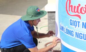 Bến Tre: Áo xanh xứ dừa tiếp xúc người dân vùng mặn hạn với chương trình giọt nước nghĩa tình ở huyện Mỏ Cày Nam