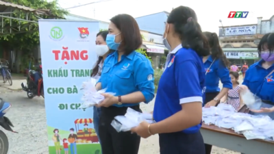 Tây Ninh – Thị đoàn Hòa Thành tặng khẩu trang vải cho người dân.