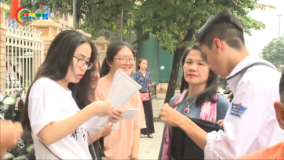 Thăm và tặng quà sinh viên tình nguyện tiếp sức mùa thi tại Hà Nội