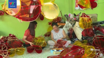 Nguyễn Thị Ngọc Ngân - Người phụ nữ 30 năm làm lồng đèn Trung thu truyền thống trên đất sen hồng