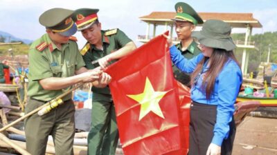 Nghệ An: Đoàn Thanh niên Công an tỉnh tuyên truyền chủ quyền biển đảo, biên giới cho bà con ngư dân huyện Nghi Lộc